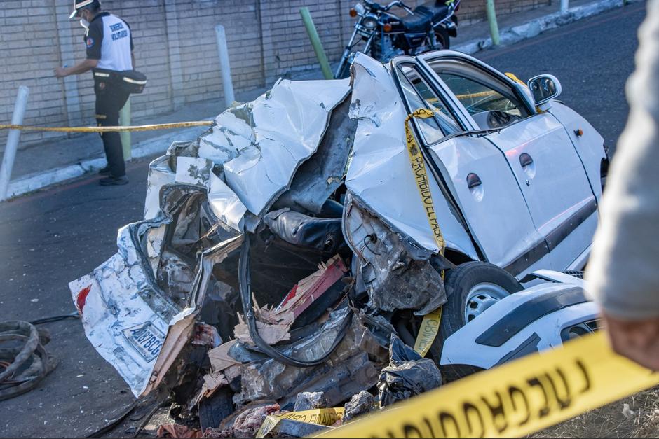 Las v&iacute;ctimas mortales viajaban en un taxi que estuvo involucrado en el percance vial que se registr&oacute; en el kil&oacute;metro 19 de la ruta Interamericana. (Foto: Cruz Roja Guatemalteca)