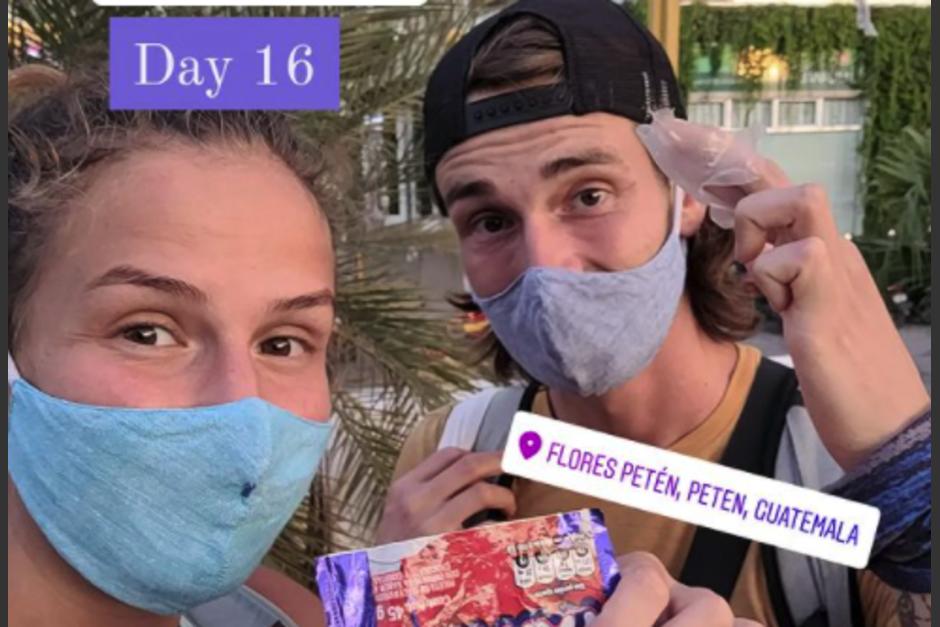 M&iacute;&scaron;a y Jirka, una pareja de turistas que realizan limpieza en sus viajes llegaron a Flores, Pet&eacute;n para limpiar las calles y orillas de la laguna. (Foto: Instagram)&nbsp;