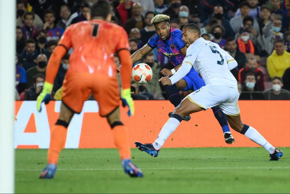 Incluso en las fotograf&iacute;as no lograron captar el roce con la mano. (Foto: AFP)