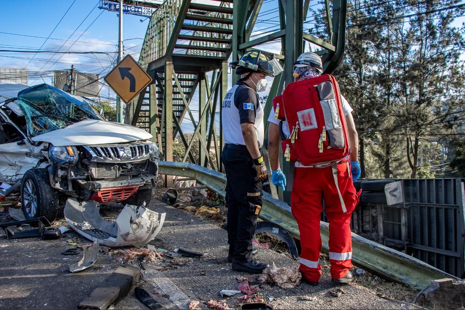 La ni&ntilde;a que sobrevivi&oacute; al accidente de tr&aacute;nsito en Mixco ya fue dada de alta y se encuentra con su padre. (Foto: Cruz Roja Guatemalteca)