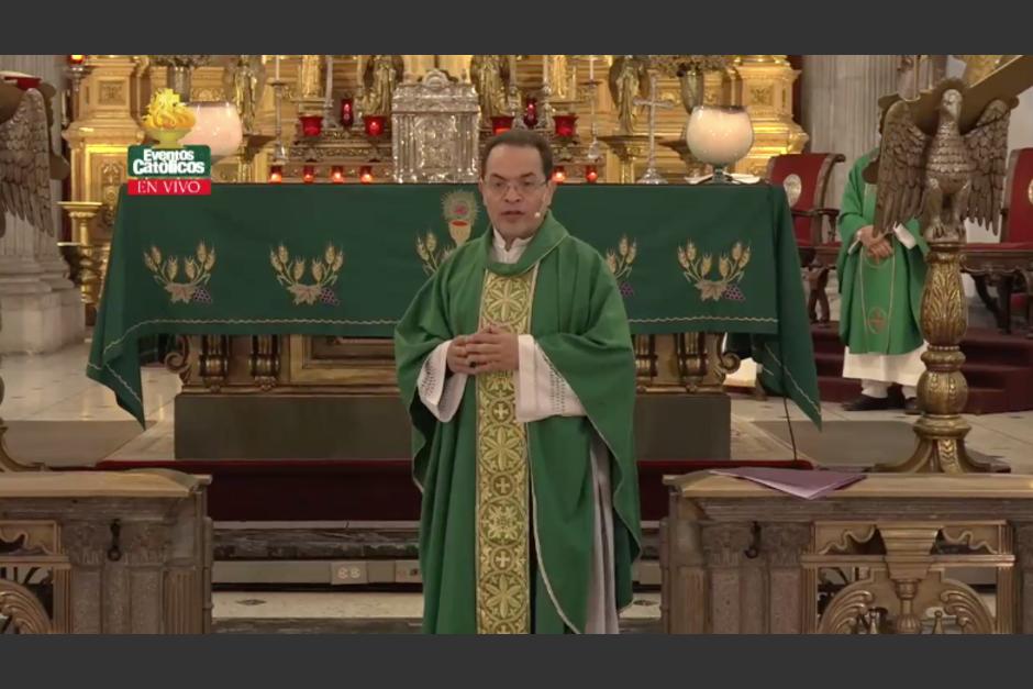 El padre Orlando Aguilar juramentó a la nueva Junta Directiva y además inició el proceso de transición con el nuevo sacerdote que se hará cargo de La Merced. (Foto: captura video)&nbsp;