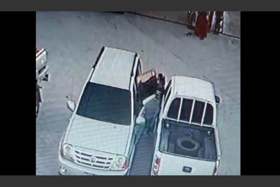 Los asaltantes utilizan otro vehículo para cubrirse mientras abren los carros. (Foto: captura de pantalla)&nbsp;
