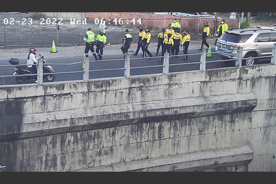 Un video muestra el momento en el que ocurrió la pelea entre agentes de la Policía Municipal de Tránsito (PMT) de Fraijanes y Santa Catarina Pinula. (Foto: Captura de video)