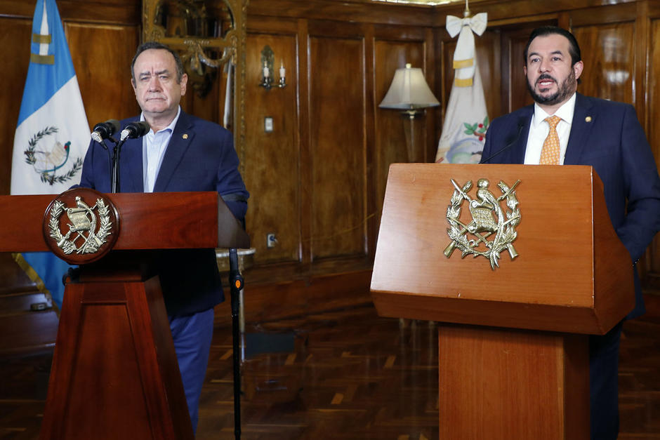 El presidente Alejandro Giammattei junto con el presidente del IGSS, José Flamenco, en mensaje a la nación. (Foto: Presidencia)