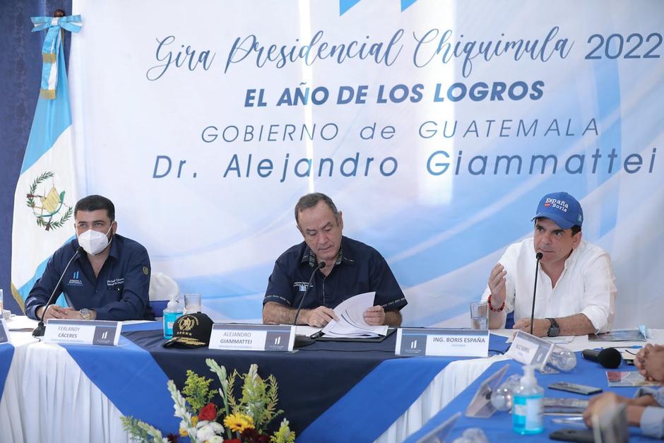 El presidente Alejandro Giammattei junto al diputado Boris España, señalado de corrupción por EE.UU. en una gira por Chiquimula. (Foto: Presidencia)