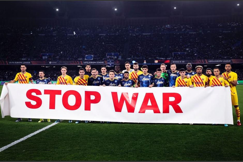 El mensaje es claro: Detengan la guerra se lee en la manta que sacaron ambos equipos. (Foto: FC Barcelona)