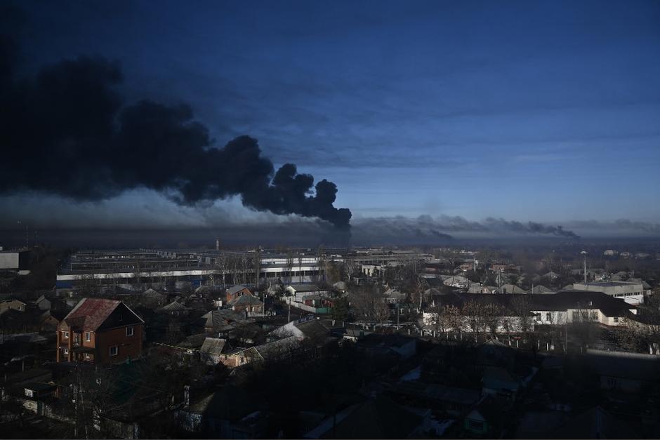 Una columna de humo se eleva en el aeropuerto militar de Chuguyev, Ucrania. (Foto: AFP)
