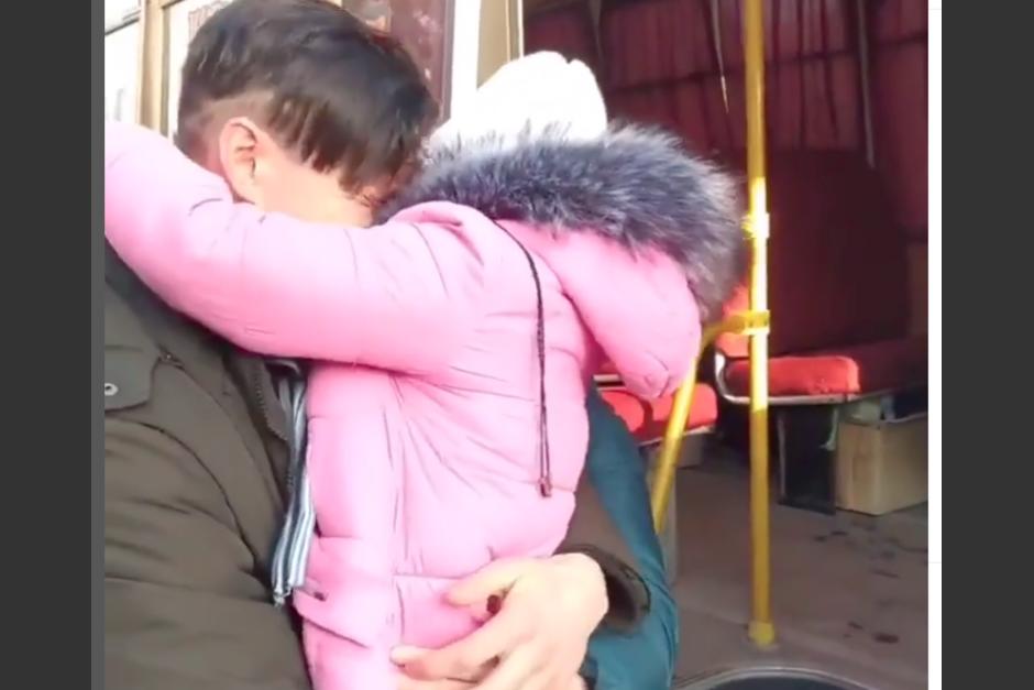 El padre se despide de su hija para poder servir a su pa&iacute;s. (Foto: captura de pantalla)