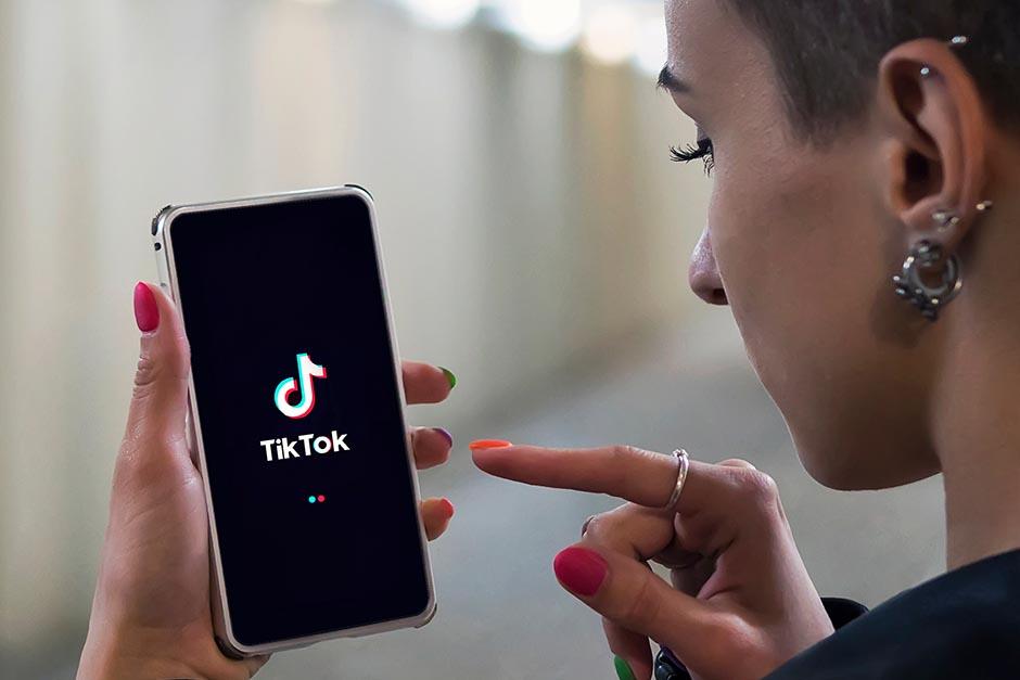 Una tiktoker guatemalteca fue capturada junto con su hermana y otro hombre. Las autoridades los acusan de extorsi&oacute;n. (Foto ilustrativa: Shutterstock)