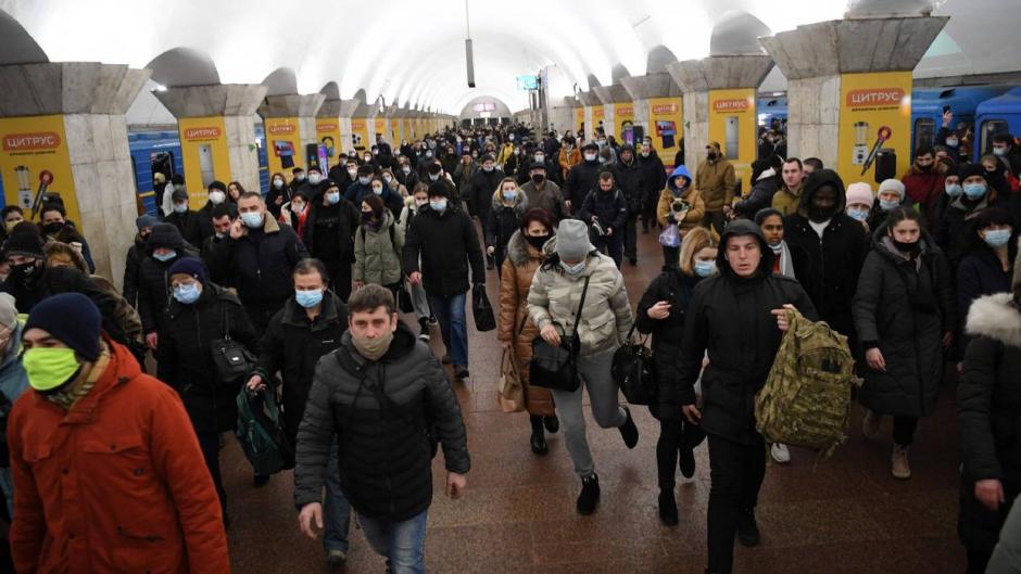 Cientos de personas huyen de Kiev. (Foto: DW)