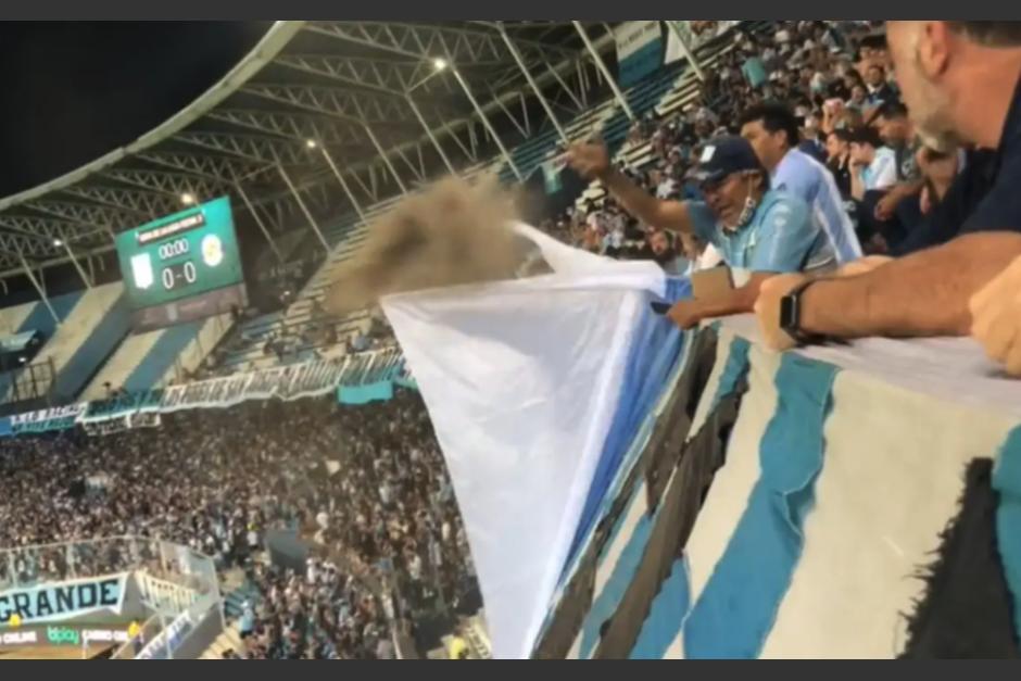 Esparcen las cenizas de un aficionado y le caen a una mujer. (Foto: Captura de pantalla de video)&nbsp;