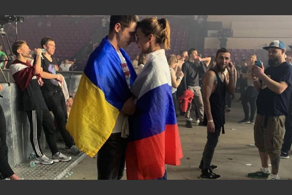 La fotografía de una pareja de diferentes nacionalidades, las cuales están en guerra desde hace varios años se fotografiaron en 2019 con las banderas de sus países. (Foto: MDZ)