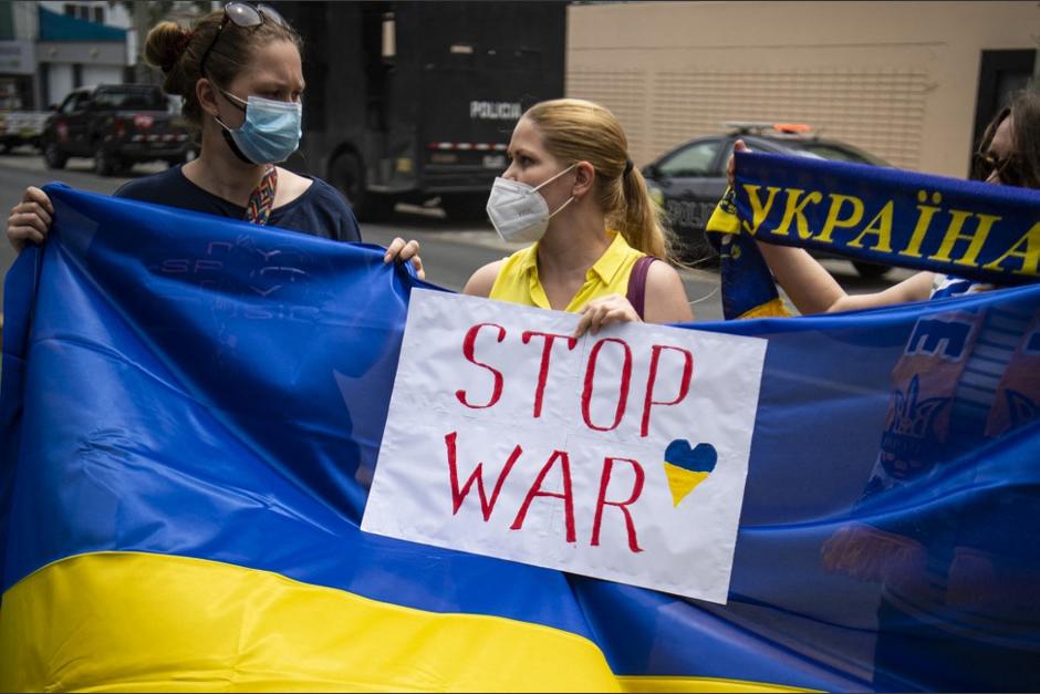 En varias partes del mundo han surgido protestas para que se detenga la guerra en Ucrania. (Foto: AFP)
