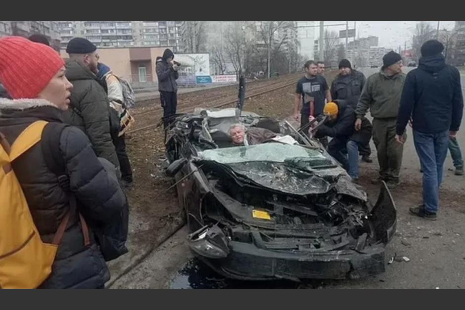 Ciudadanos de Kiev ayudaron al piloto del carro que qued&oacute; atrapado. (Foto: Captura de pantalla)&nbsp;