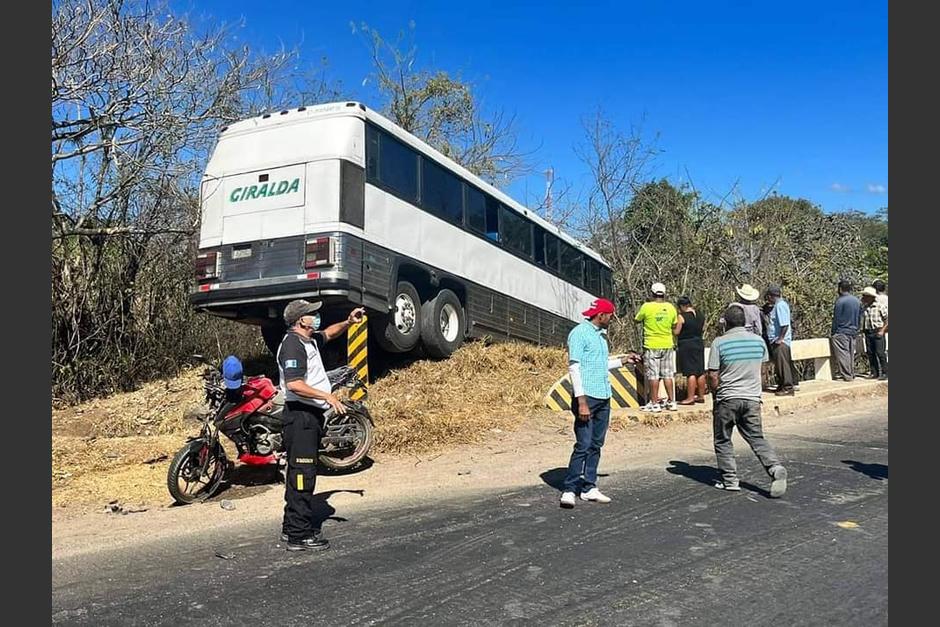 Un bus de transporte colectivo estuvo a punto de caer a un r&iacute;o en Quesada, Jutiapa. (Foto: Cortes&iacute;a)