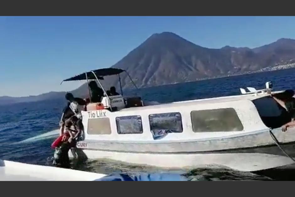 Al fondo (izquierda) puede verde la lancha boca a bajo. (Foto: captura de pantalla)