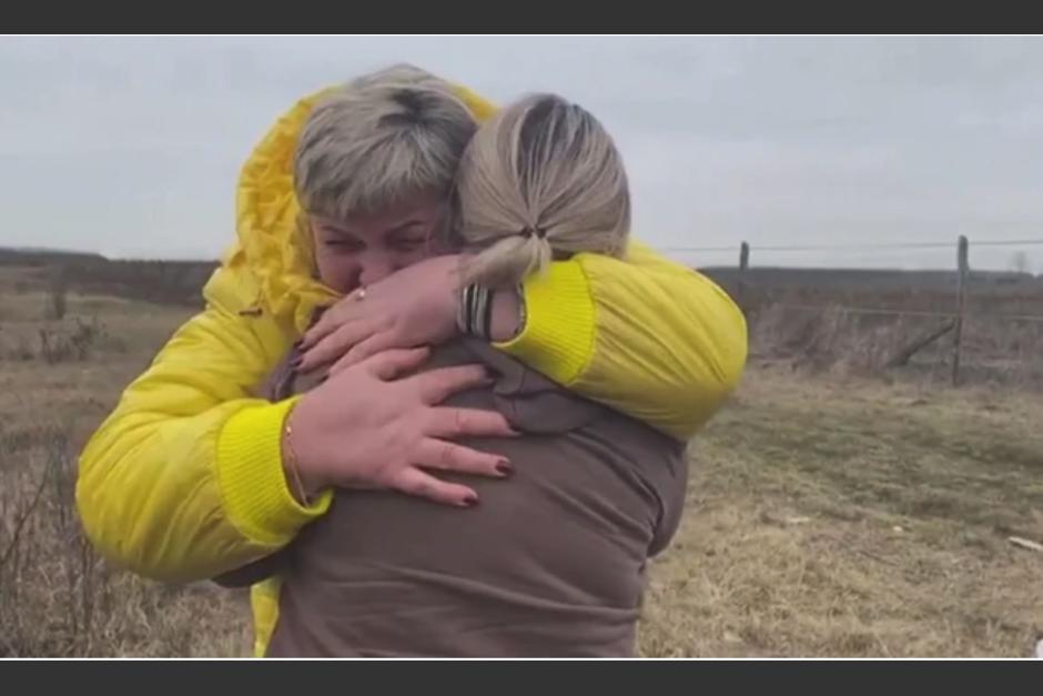 La mujer desconocida ayud&oacute; a los ni&ntilde;os a reencontrarse con su madre que viaj&oacute; de Italia a Hungr&iacute;a. (Foto: RTE)