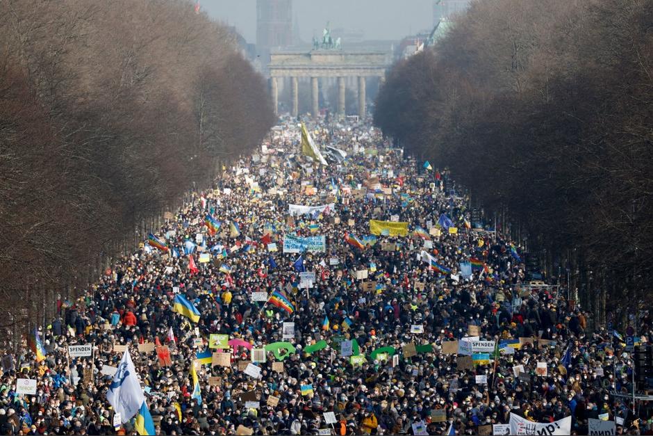 Miles de personas salieron a manifestar en contra de la guerra en Ucrania. (Foto: AFP)