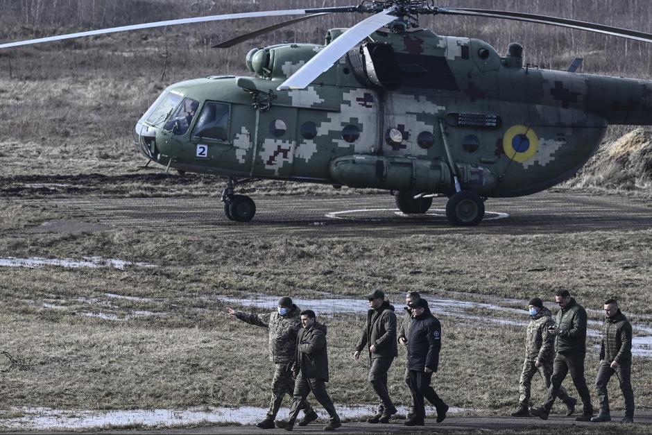 El cuerpo sin vida de un soldado ruso yace junto a un APC quemado despu&eacute;s de que el ej&eacute;rcito ucraniano lo atacara el d&iacute;a anterior cerca de la ciudad de Kharkiv, Ucrania, el 25 de febrero. (Foto: Archivo Soy502)