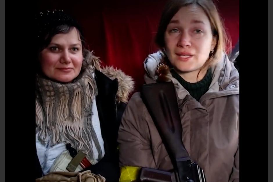 Julia (derecha) se ha unido voluntariamente al ejército para luchar contra los rusos. (Foto: captura de pantalla)