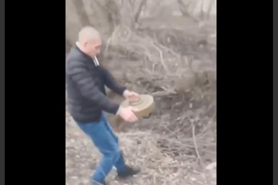 El hombre parece no tener temor por esta acci&oacute;n que pudo terminar de una manera tr&aacute;gica. (Captura Video)