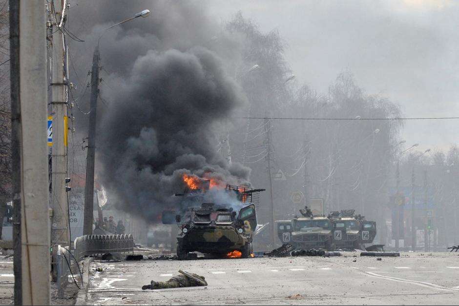 Rusia bombardeó Jarkov, la segunda ciudad más importante de Ucrania, y dejó más de 11 civiles muertos. (Foto: AFP)