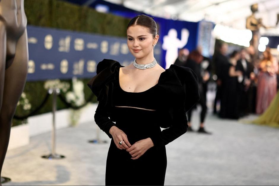 Selena Gomez dejó de usar sus elegantes zapatos tras la caída durante el resto de la ceremonia de los premios SAG. (Foto: AFP)