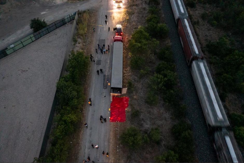 Más de 50 migrantes fallecieron dentro de un trailer que buscaba ingresar de manera irregular a EE.UU. (Foto: Univisión)