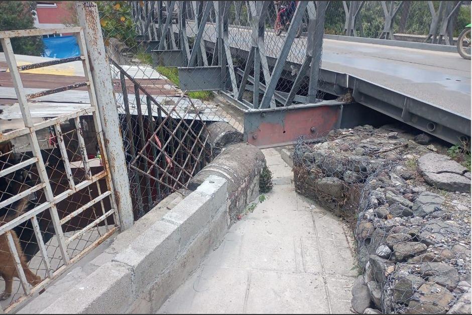 El socavamiento en un puente amenaza con dejar incomunicada varias zonas en Huehuetenango. (Foto: Conred)