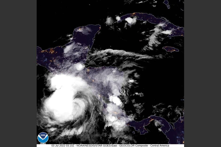 Imagen satelital de Centroamérica y la tormenta tropical Bonnie captada en la mañana del 3 de julio. (Foto: NOAA)