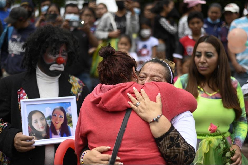 Victoria Lobos, mamá de "Chispita", da último adiós a su hija, quien fue desaparecida y localizada fallecida junto a su esposo. (Foto: AFP)