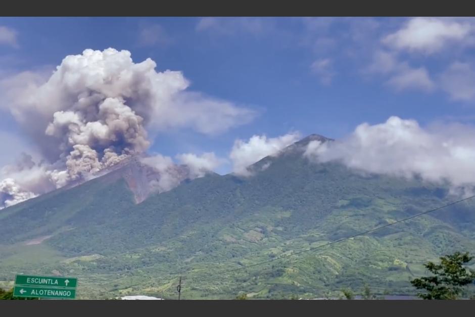 Las im&aacute;genes muestran la erupci&oacute;n desde una avioneta. (Foto: captura video)&nbsp;