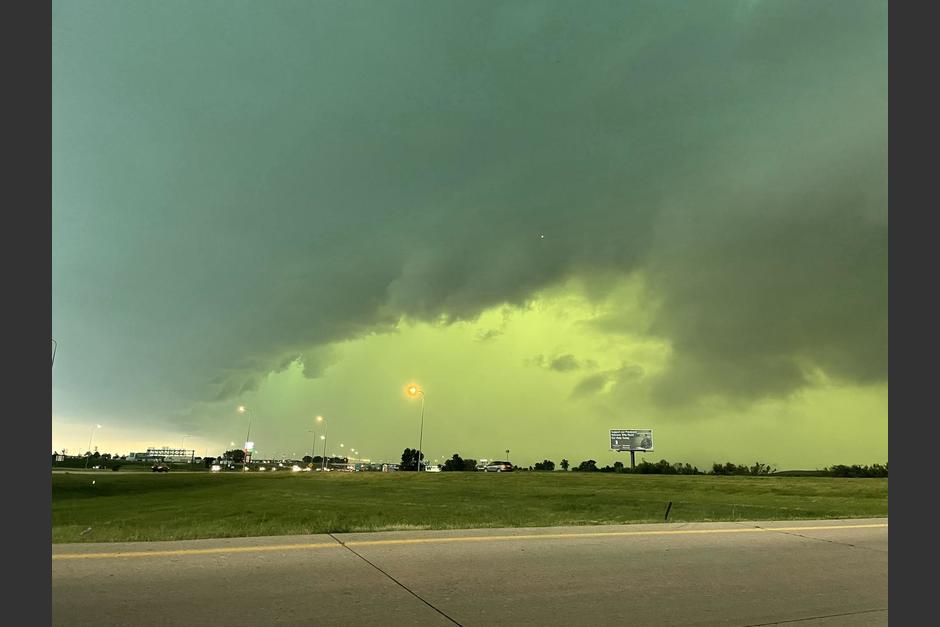 El cielo se tornó color verde fosforescente tras el paso del extraño fenómeno que se registró en algunas ciudades de Estados Unidos. (Foto: Twitter/Tanner Charles)&nbsp;