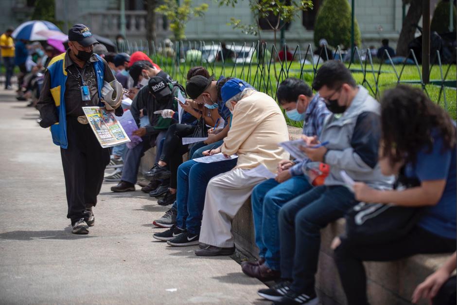Largas filas de personas que buscaban realizarse prueba de covid-19 fueron captadas este viernes 8 de julio. (Foto: Carlos Alonzo/Soy502)