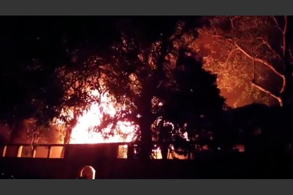 Una muchedumbre atacó e incendió este sábado la residencia del primer ministro de&nbsp;Sri&nbsp;Lanka, informaron fuentes policiales y gubernamentales. (Foto: captura de video)