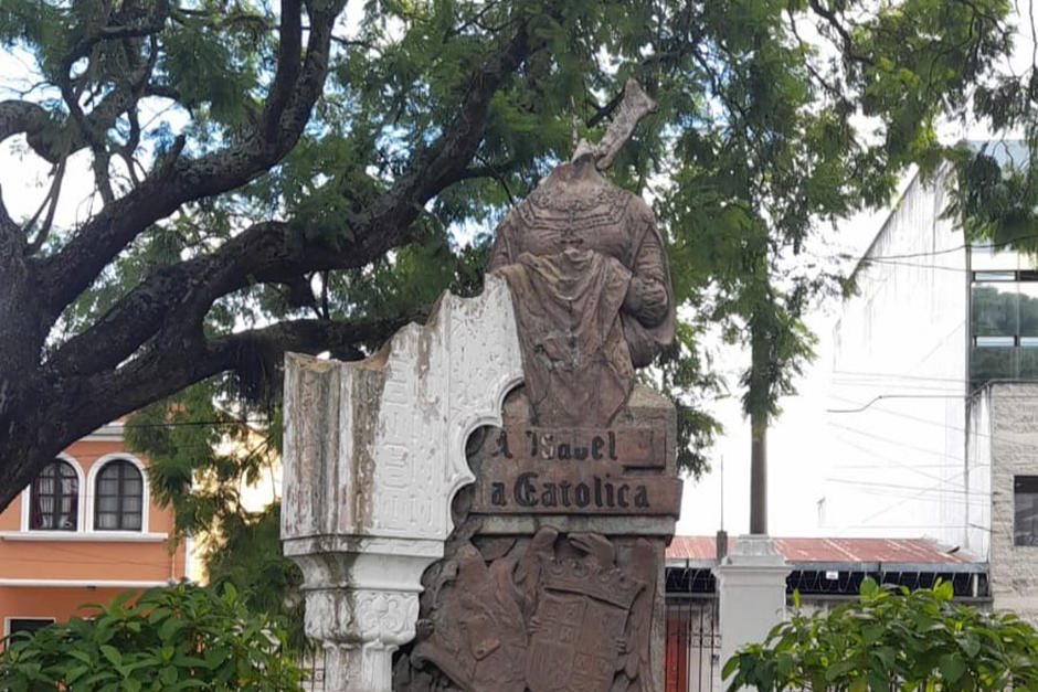 Decapitan el monumento a Isabel La Católica en la zona 1 de la Ciudad de Guatemala. (Foto: Carmen Yela)