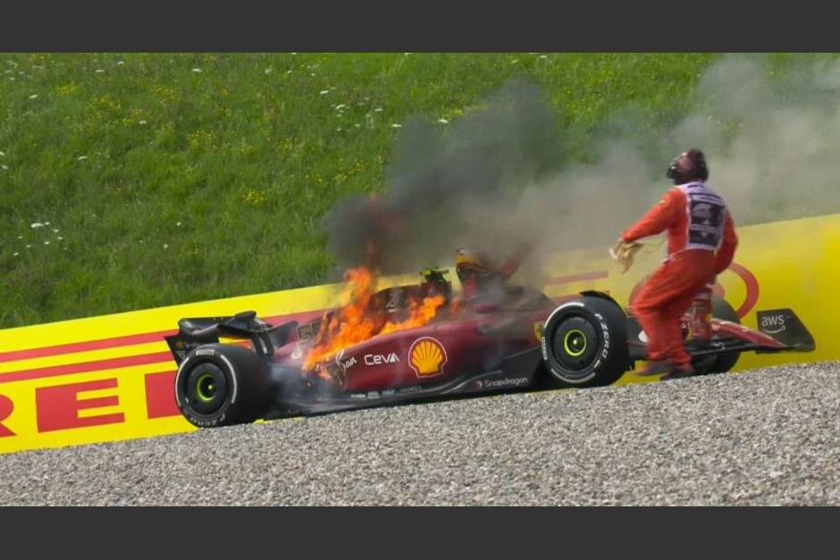 Carlos Sainz se vio obligado a abandonar su carro después que prendiera en llamas. (Foto: Captura de pantalla)