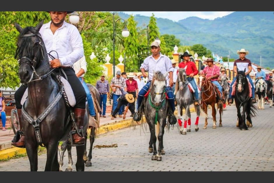 Un caballo derribó a un hombre que observaba un desfile hípico al golpearlo con las patas traseras. (Foto: redes sociales)