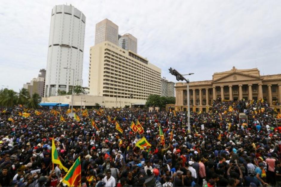 Los manifestantes que exigen la dimisi&oacute;n del presidente de Sri Lanka se niegan a dejar el palacio presidencial este domingo. (Foto: AFP)