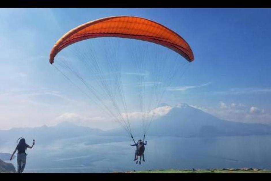 Personas que volaban en un parapente cayeron en la calle de la playa p&uacute;blica de Panajachel. (Foto: CAT Panajachel)