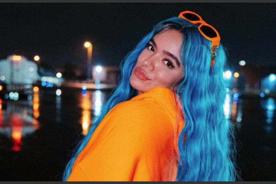 Karol G sale de un restaurante junto a Feid cubri&eacute;ndose con manteles. (Foto: Instagram)