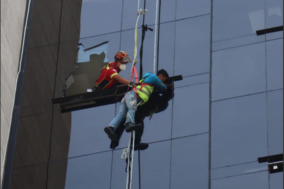 Un hombre que quedó colgando en el décimo nivel de un edificio, fue rescatado por Bomberos Municipales. (Foto: Bomberos Municipales)