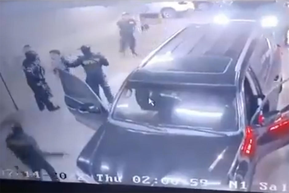 Un comando armado irrumpi&oacute; en la salida de una discoteca al hijo del expresidente, quien viajaba con otros amigos. (Foto: captura video)&nbsp;