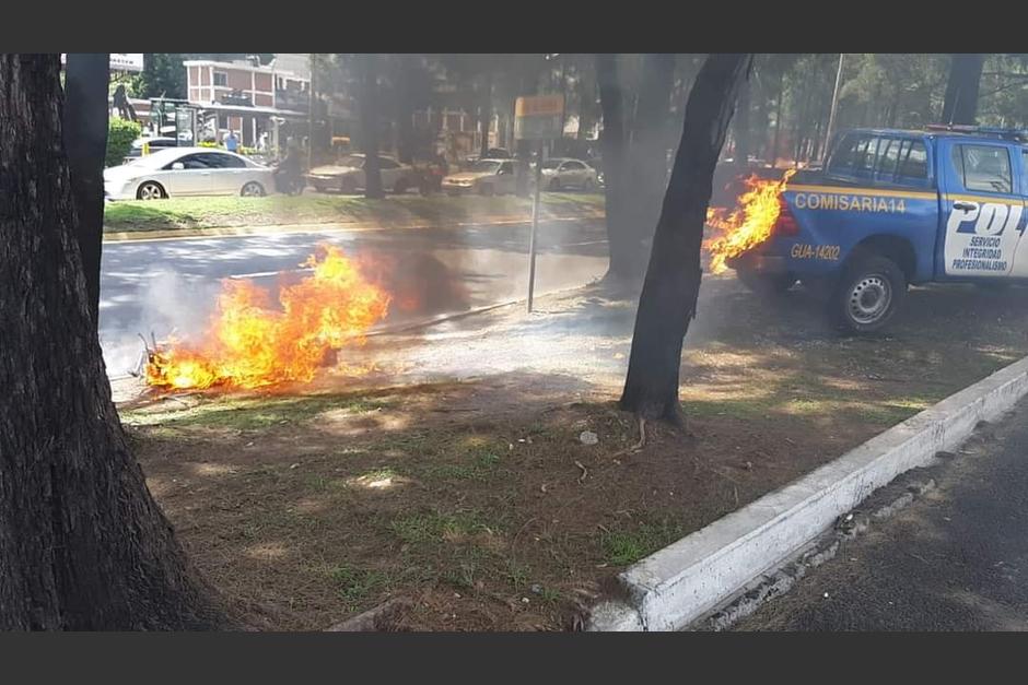 Una patrulla y una motocicleta se incendiaron sobre el Periférico. (Foto: Redes sociales)&nbsp;