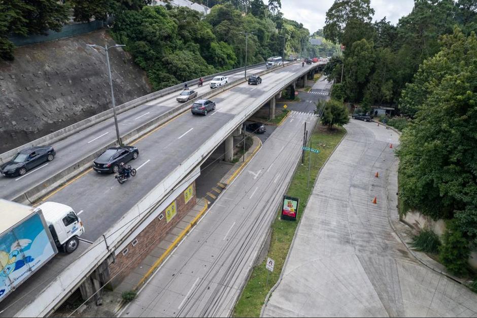 Solo se puede circular por los carriles auxiliares del puente Santa Rosal&iacute;a. (Foto: archivo/Soy502)