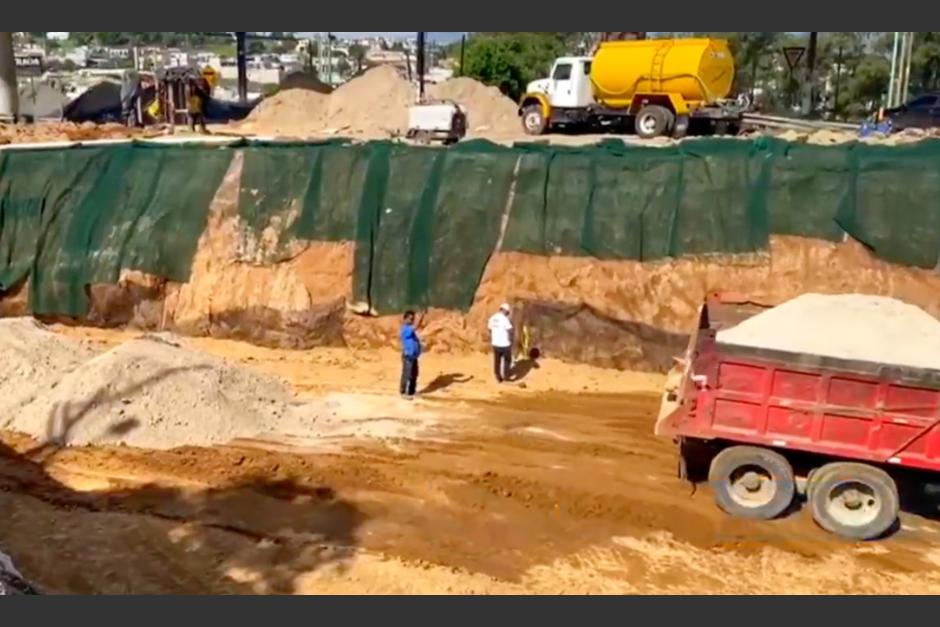 El CIV dice que está colocando capas de material clasificado para rellenar el agujero en Villa Nueva. (Foto: captura de pantalla)