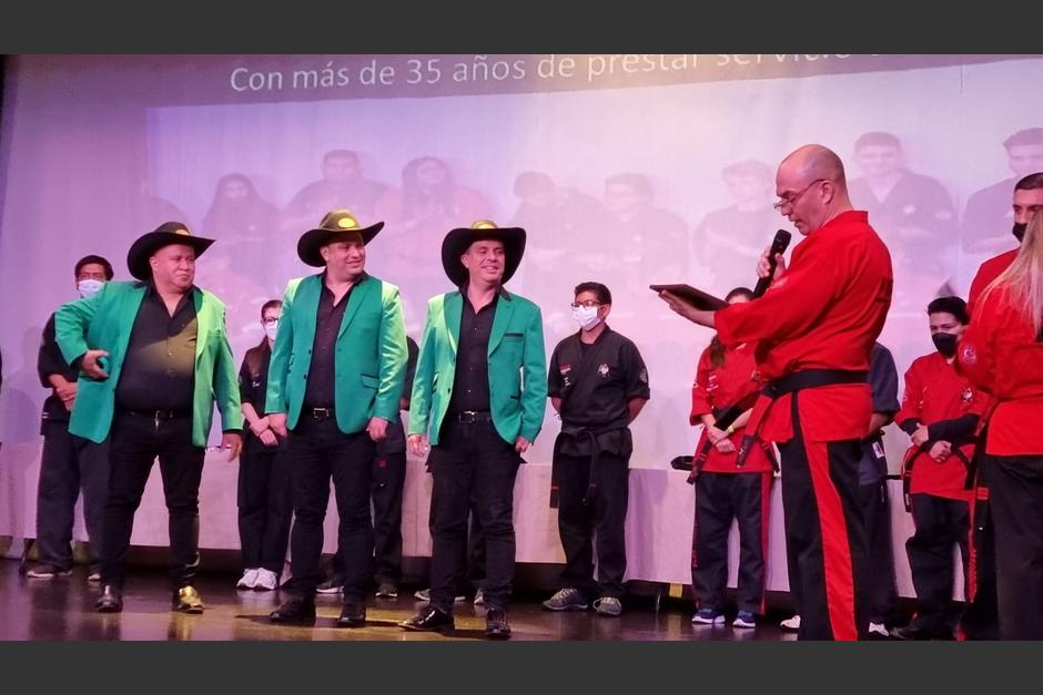 Los Tres Huitecos recibien reconocimiento Cinta Negra. (Foto: Urz&uacute;a Martial Arts)