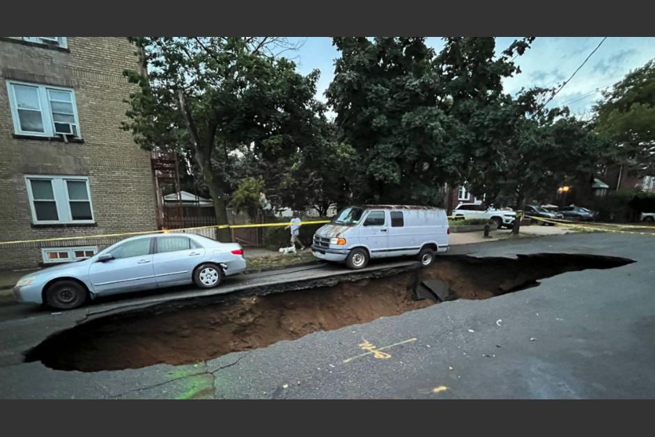 Un enorme agujero se formó en El Bronx, tragándose una camioneta que estaba estacionada en el lugar. (Foto: NY1)
