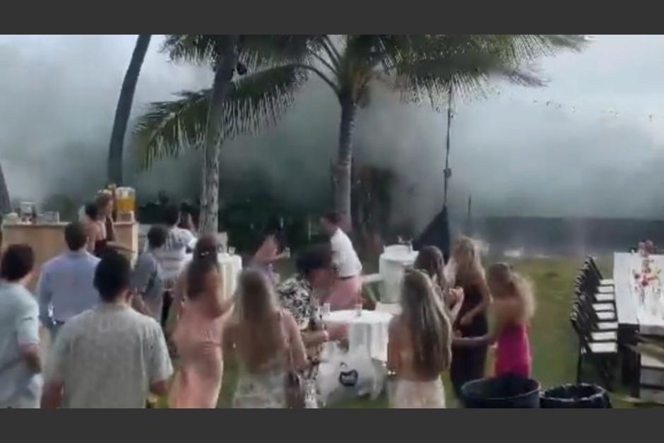 Dos olas gigantes interrumpieron una boda en Hawaii, causando terror en los presentes. (Foto: captura de pantalla)