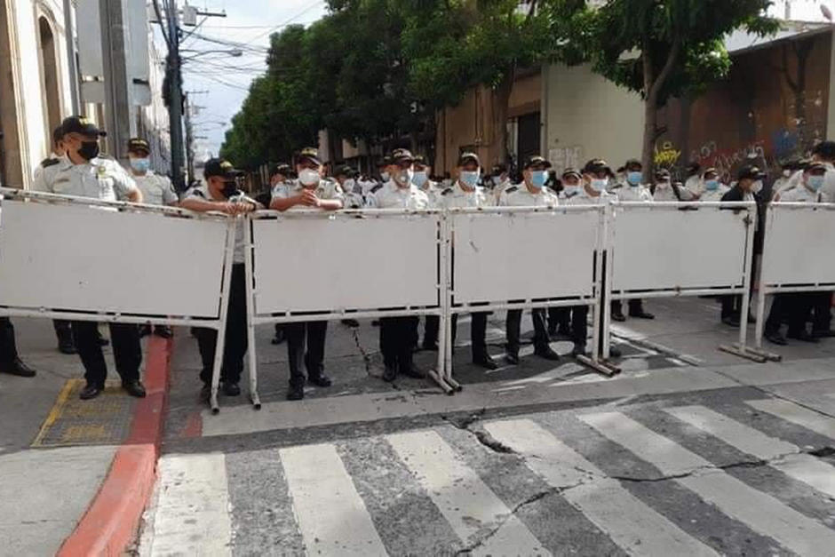 La PNC realiza cierres en los alrededores del Congreso de la Rep&uacute;blica por elecci&oacute;n de PDH. (Foto: Captura de video)